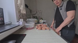 Теперь обратно не впихнешь. Хлопочу на кухне