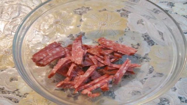 Салат с красной пекинской капустой и зеленым горошком