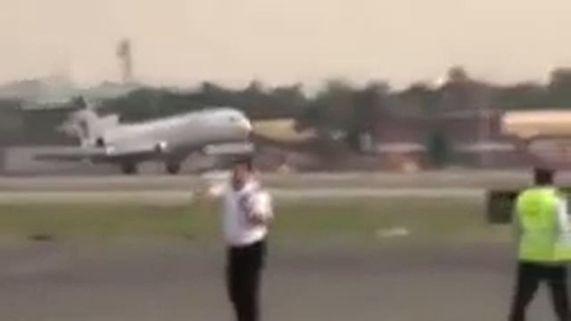 посадка самолета без предней стойки смотреть онлайн