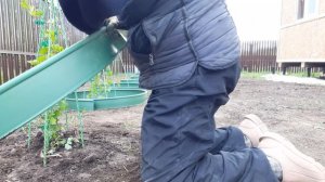 Моя Жизнь в Деревне. Эксперименты Посадила  три посадки Картошки,  вкопала бордюры ограждение.