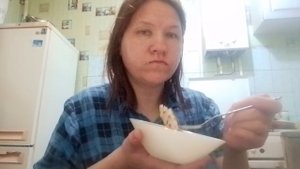 Прибежала с работы очень голодная ем блинчики с творогом и пью кофе