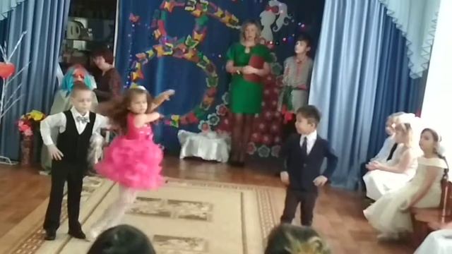 2018 год.  8 марта. Танец пупсик