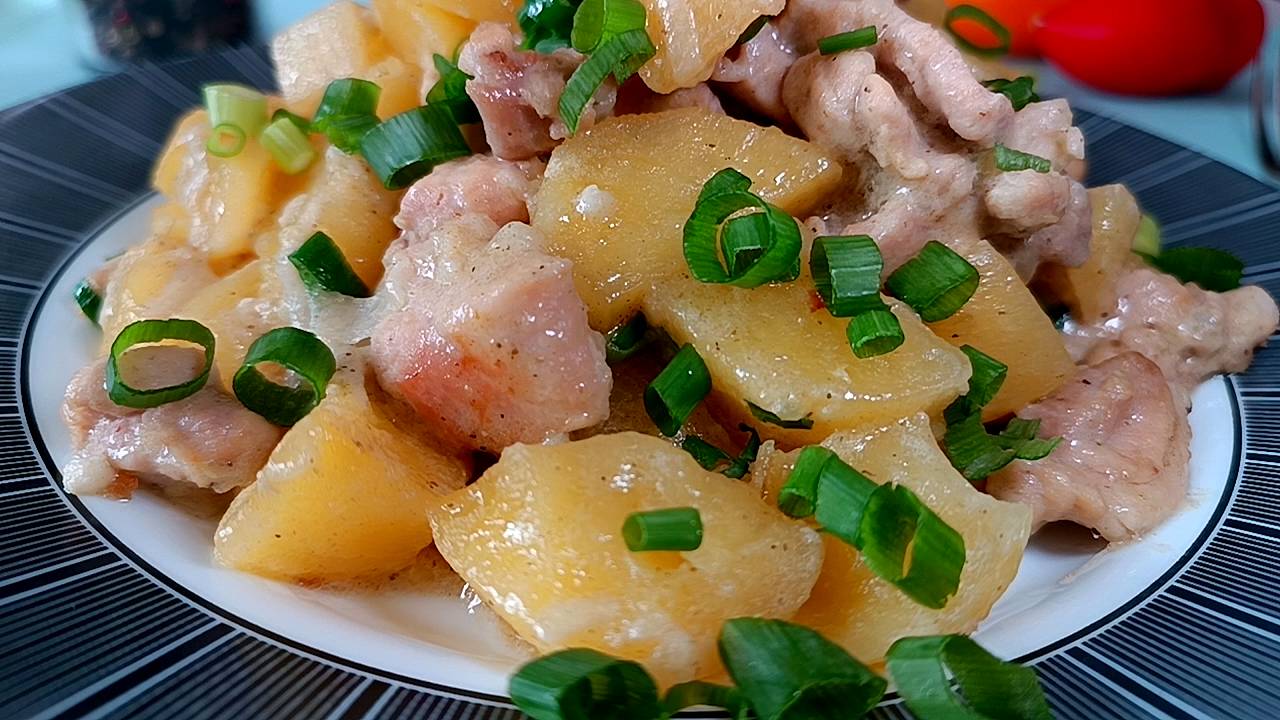 Курица на сковороде, жаркое из курицы с картофелем под белым соусом