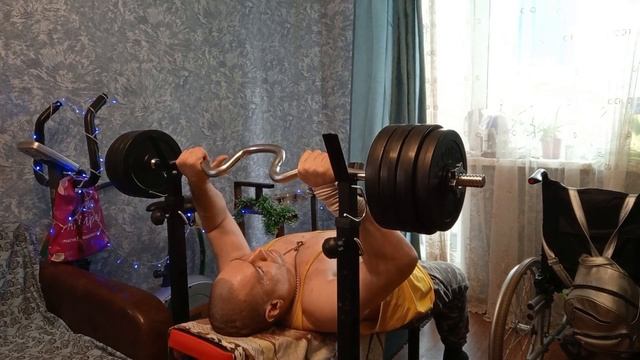 Тренировка/Отжимания/Работа со штангой на скамье