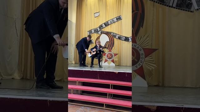 На торжественном концерте, посвящённом 80-летию Победы, поёт ученик 2А класса Даниил К. (2025)