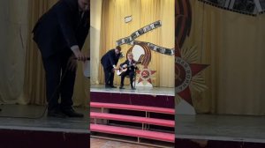 На торжественном концерте, посвящённом 80-летию Победы, поёт ученик 2А класса Даниил К. (2025)