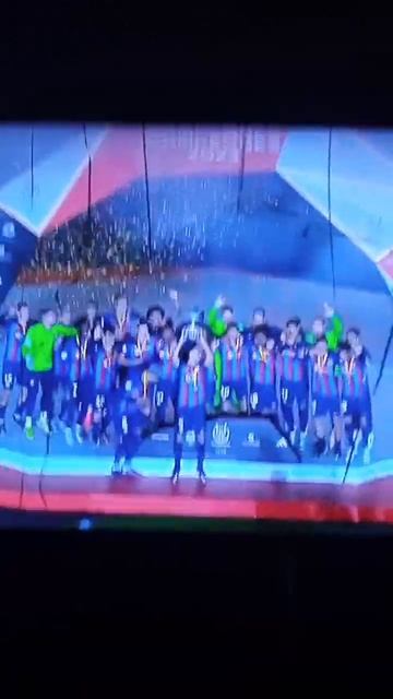 барса поднимает кубок Испании смотреть онлайн