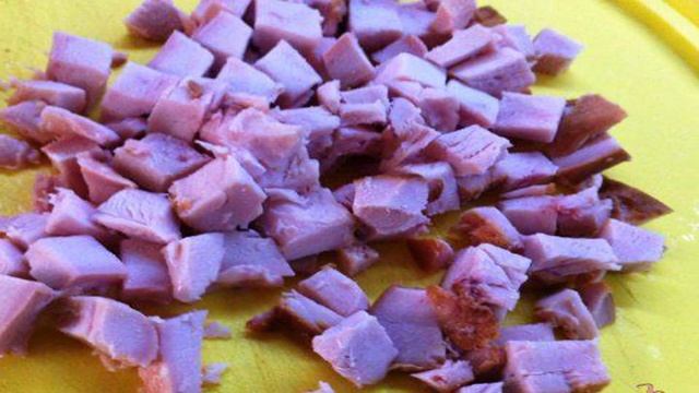 Салат с копченой курицей и фузилли (макаронами)