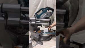 Запил дюполимерного плинтуса , пилой макита  lLS002.