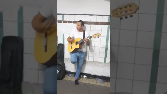 Узбек шикарно поет песню Аш аш. Хочется подпевать, кра? смотреть онлайн