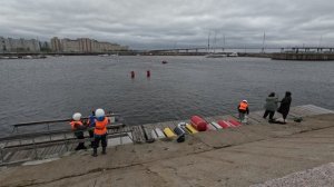 «Соревнования на моторных лодках в Парадной гавани: юные спортсмены на фоне красот Петербурга»