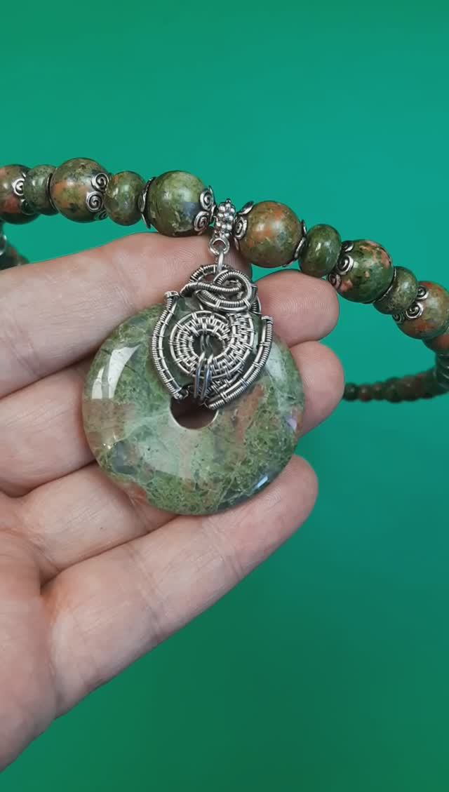 Кулон ручной работы из камня формы Пончик и проволоки. Авторские украшения из проволоки и камня смотреть онлайн