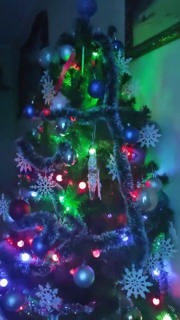 Вот такая красивая домашняя ёлочка. смотреть онлайн