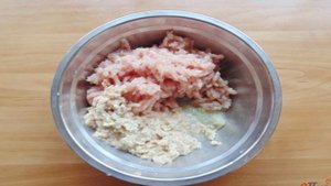 Куриные котлеты с яблоками и зеленью