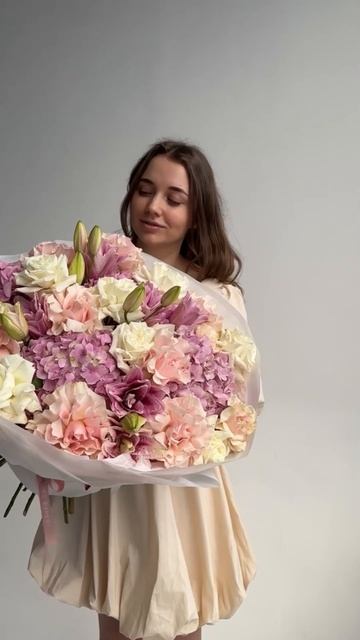 Большой букет с лилиями и гортензией "FLAWLESS" смотреть онлайн