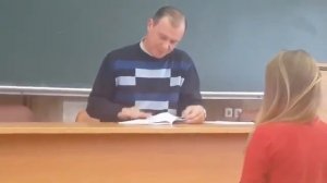 Учитель проверяет тетради