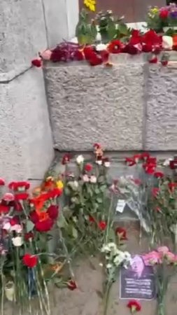 В Берлине к памятнику воинам Советской Армии принесли фотографию деда Зеленского
