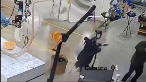 Восстание машин началось: китайский робот Unitree H1 напал на инженера.

Подвешенный на крюках робот