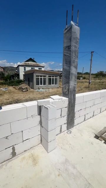 Кладка стен в жару- идет тяжело. Очень жарко 🥵 #стройк? смотреть онлайн