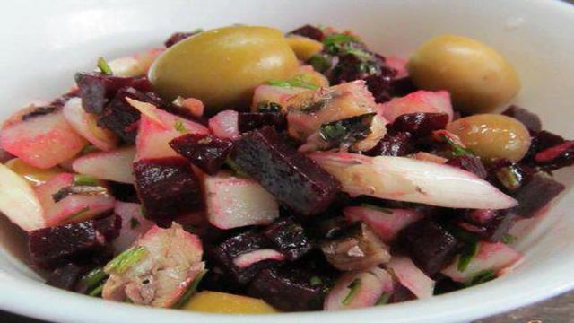 Салат со шпротами и свеклой