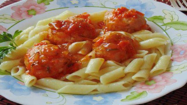Тефтели из курицы в соусе с маринованными огурцами