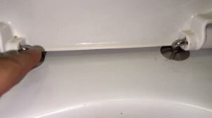 Мощное металическое крепление крышки унитаза