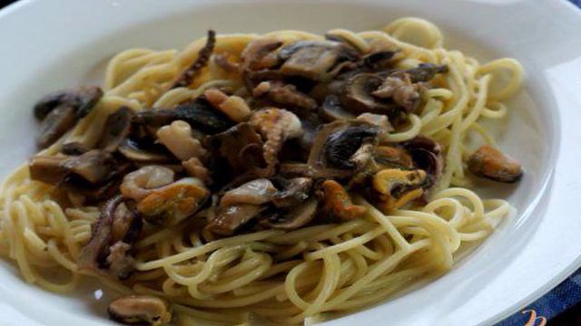 Спагетти с шампиньонами и коктейлем из морепродуктов