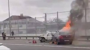 На трассе в Ленобласти машина сгорела дотла после массового ДТП