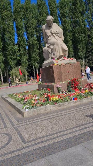 ДЕНЬ ПОБЕДЫ 2025 трептов парк памятник скорбящей матери