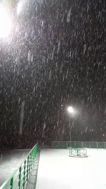 Как подростки портят детские площадки(смотри в конце смотреть онлайн