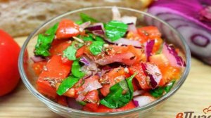Салат из помидоров с красным луком и семечками