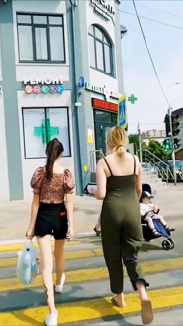 Краснодар 2022 люди и звуки #прогулка #перекресток #люди смотреть онлайн