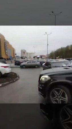 В Екатеринбурге бородач напал на девушку-курьера