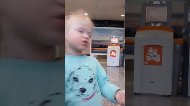 Прикол.Маленькая девочка поет