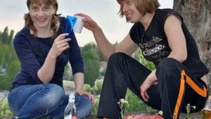 ДЕВУШКА КОТОРАЯ ПОЁТ