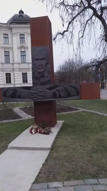 Gunars Astra Monument in Riga, Latvia, памятник Nebaidies «Не бойся» Гунарс смотреть онлайн