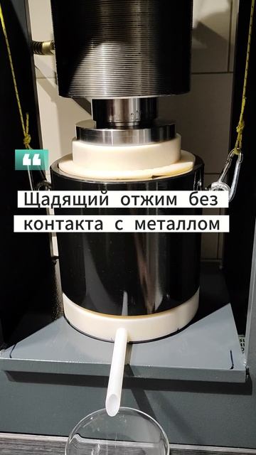 Как делается сыродавленное масло методом холодного отжима с помощью пресса. Без нагрева с металлом