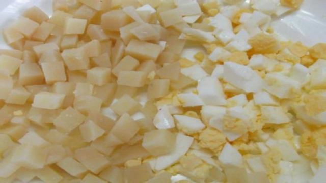 Салат минутка из картофеля с огурцом и оливками