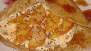 Блины с кремом и фруктами