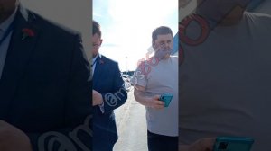 скандал в Сургуте на дне победы 9 мая 2025 года мужчина в пиджаке против флага советского союза СССР