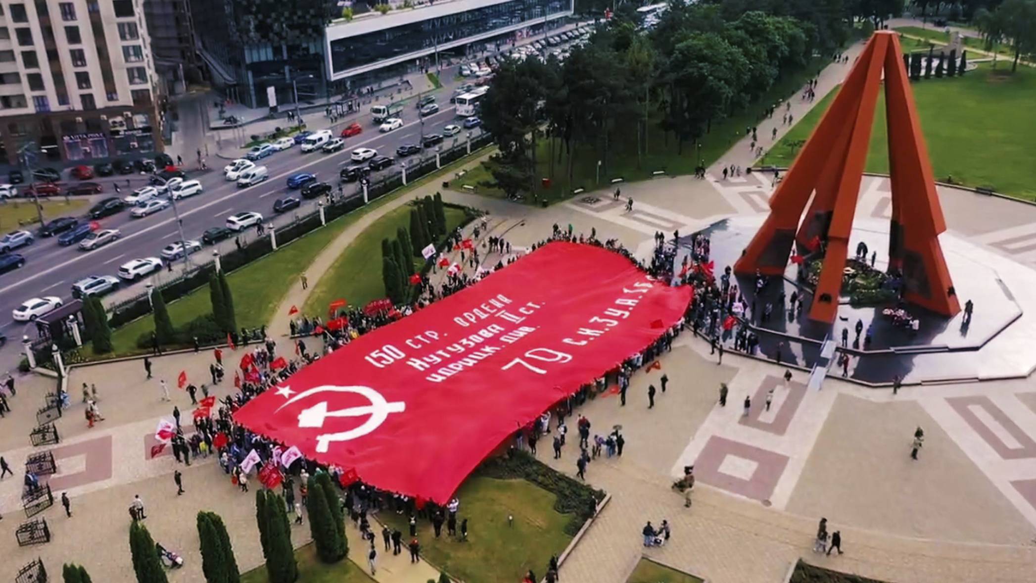 Автопробег «Победа одна на всех» в Кишиневе. Водители развернули огромное знамя Победы на финише