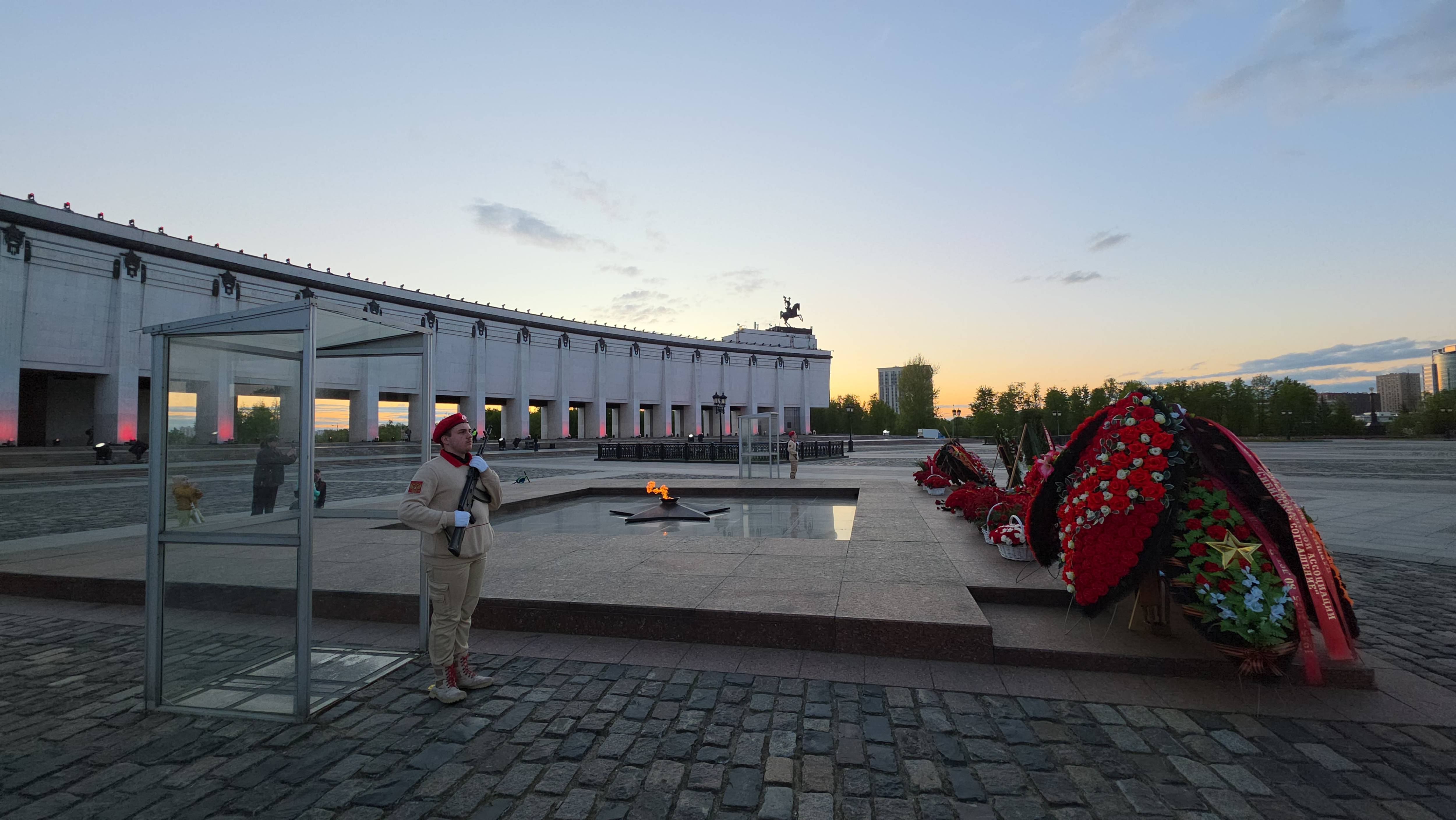 ПОКЛОННАЯ ГОРА - ПАРК ПОБЕДЫ - 8 мая 2025 года. ЧАСТЬ - 1. смотреть онлайн