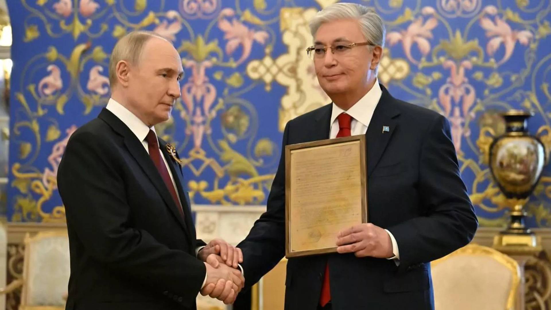 Путин вручил Токаеву наградной лист на присвоение его отцу звания Героя Советского Союза