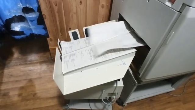 Ризограф Ricoh HQ 7000 и джогер крисс кросс с вибростолом Plockmatic 44,  сбивка бумаги в стопу.