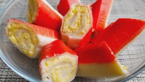 Рулетики из крабовых палочек с сыром и чесноком