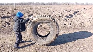 Нашли огромное колесо от трактора.Катим его на косогор, чтоб запустить его в реку. Колесо тяжелое