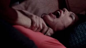 Серийный убийца задушил женщину голыми руками на диване