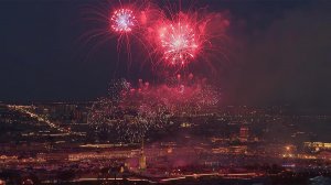 В российских городах прогремели праздничные салюты