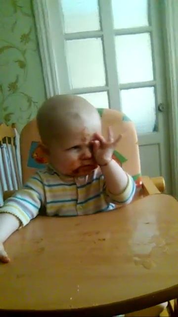 Еве 6 месяцев и она ест шоколадку смотреть онлайн