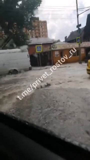 Улицы в Ростове прямо сейчас превращаются в реки. смотреть онлайн